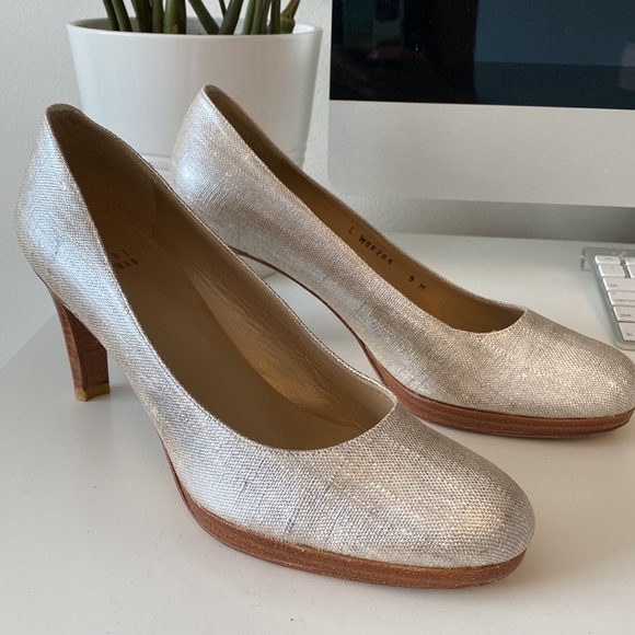 Stuart Weitzman Gold metallic pumps w/ wooden heel - Picture 4 of 4